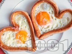 Кренвирши във формата на сърце с яйца на очи по средата за закуска за Свети Валентин - снимка на рецептата